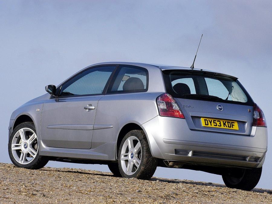  Fiat Stilo Abarth 3-Door 2001 года  (UK) (фото 2 из 12)
